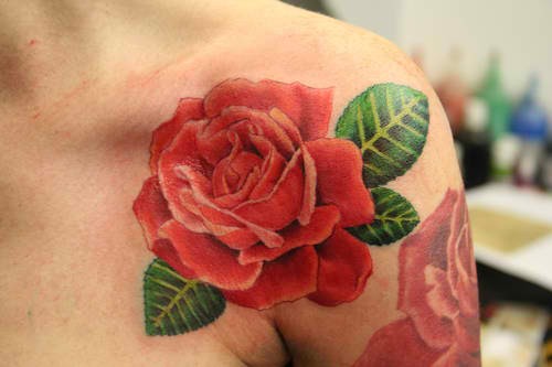 点击大图看下一张：肩部妖艳的爱情表达者玫瑰纹身图5