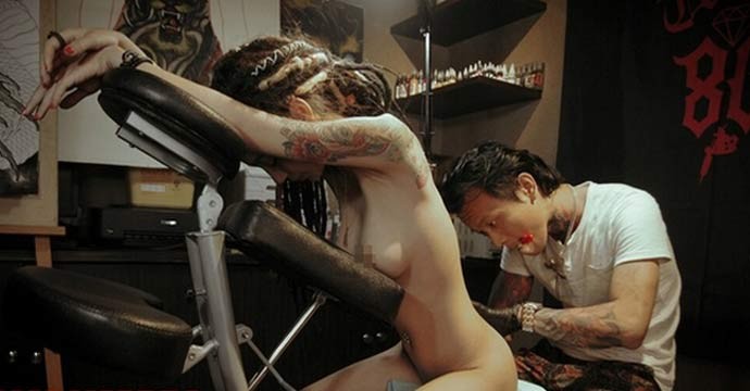 点击大图看下一张:摄影师实拍美女模特纹身 姿势性感撩人图2