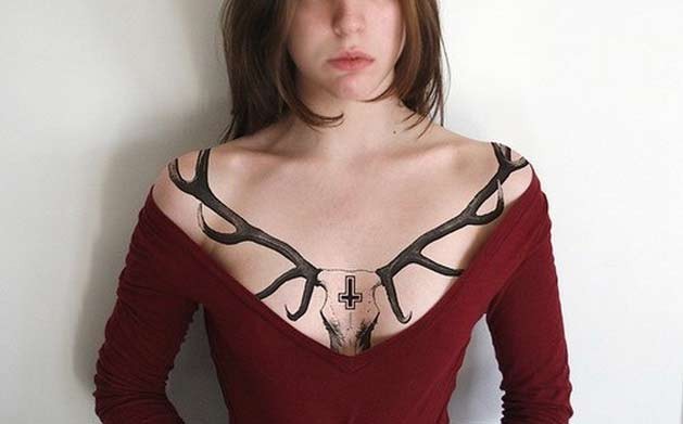 点击大图看下一张：诱惑的部位——胸部纹身