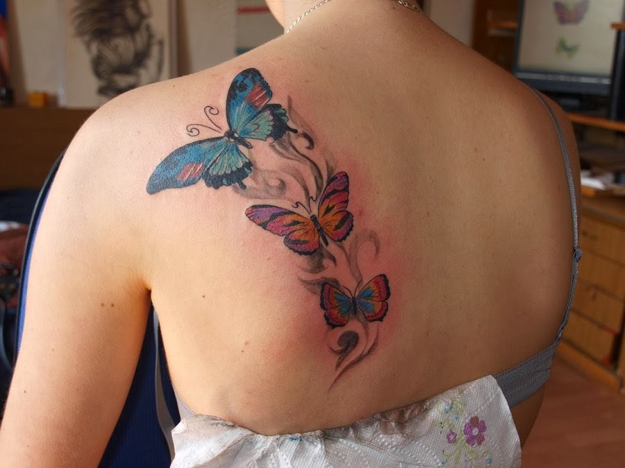 点击大图看下一张：女生肩部漂亮的蝴蝶纹身图3