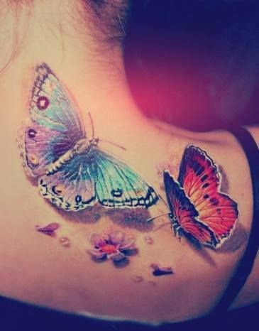 点击大图看下一张：女生肩部漂亮的蝴蝶纹身图5