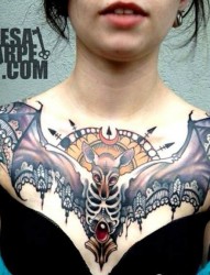 女性胸部大型V型彩色纹身
