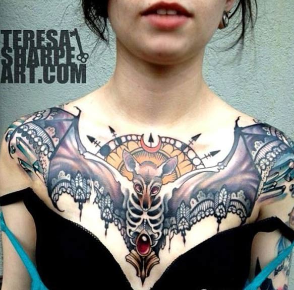 点击大图看下一张：女性胸部大型V型彩色纹身图3