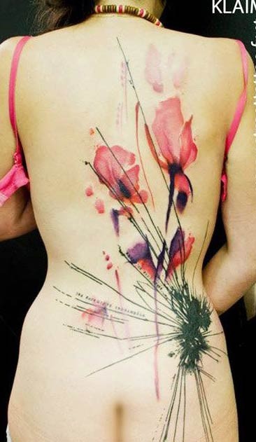 点击大图看下一张：女性背部一款水墨画纹身