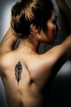点击大图看下一张：女性背部唯美漂亮的羽毛纹身