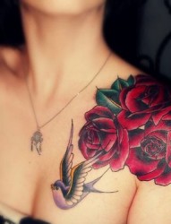 女性肩部漂亮好看的花朵纹身