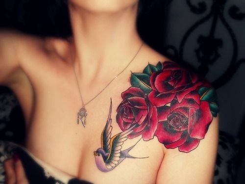 点击大图看下一张：女性肩部漂亮好看的花朵纹身