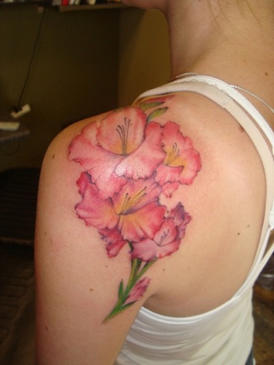 点击大图看下一张：女性肩部漂亮好看的花朵纹身图5