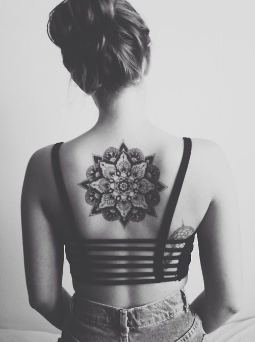 点击大图看下一张：女孩背部唯美漂亮的纹身图案