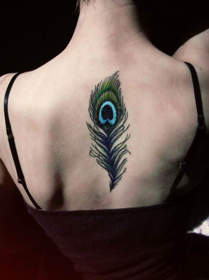 点击大图看下一张：女性背部个性漂亮的羽毛纹身