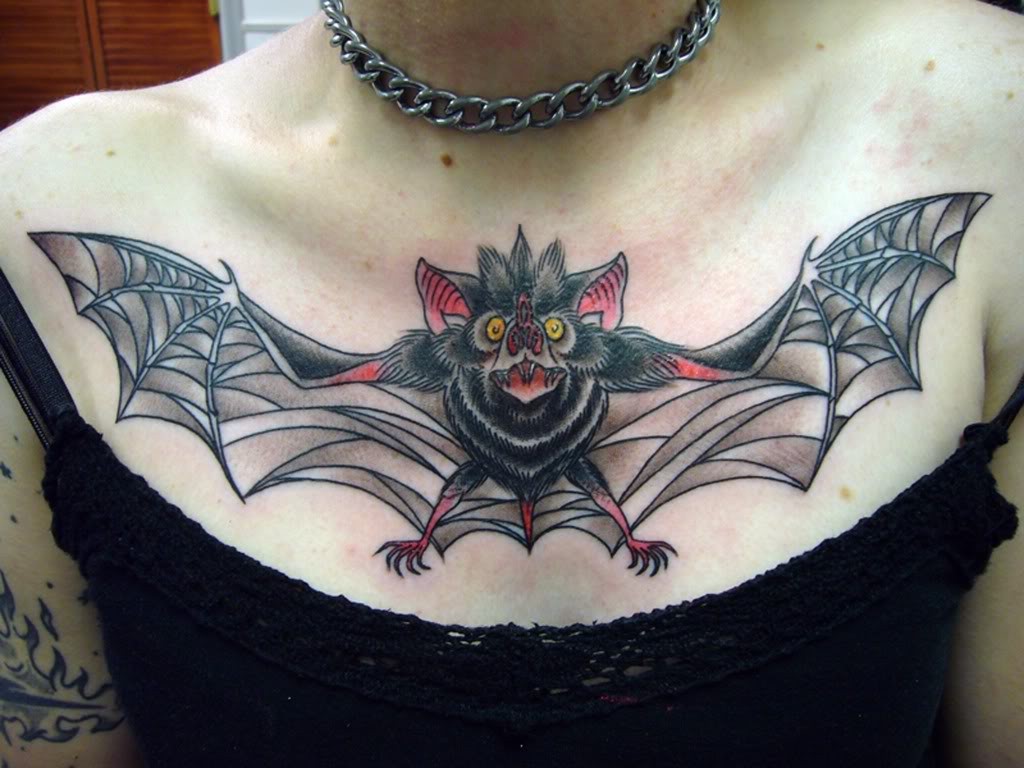 点击大图看下一张：美女胸部个性的蝙蝠纹身图2