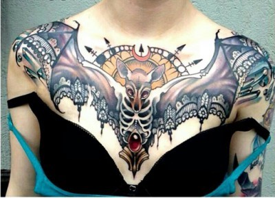 点击大图看下一张：美女胸部个性的蝙蝠纹身