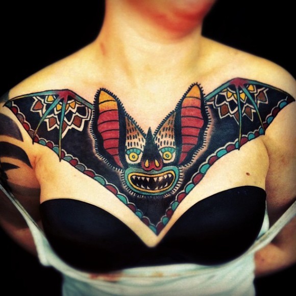 点击大图看下一张：美女胸部个性的蝙蝠纹身图3