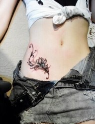 最具诱惑力的纹身   美女腹部纹身