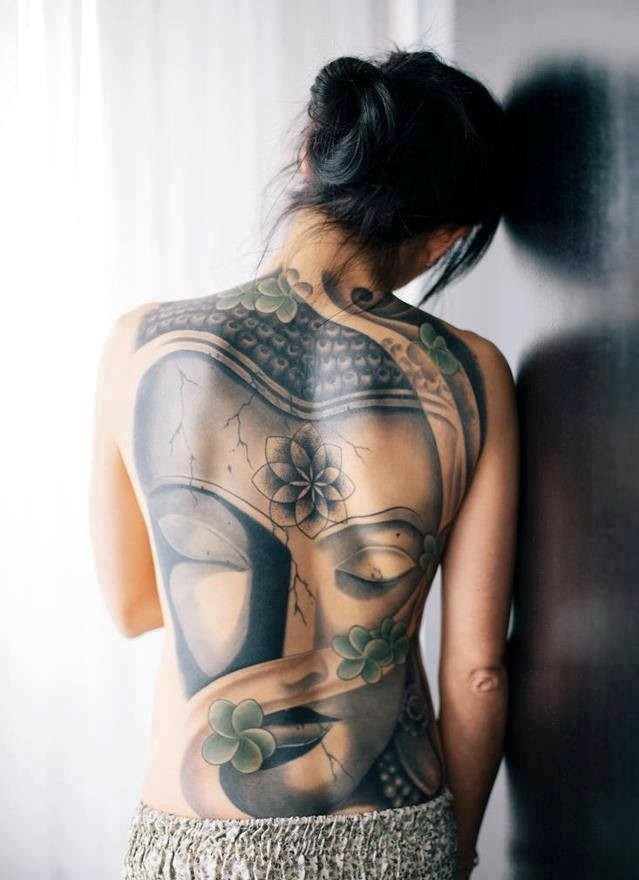 点击大图看下一张：美女背部个性的佛纹身