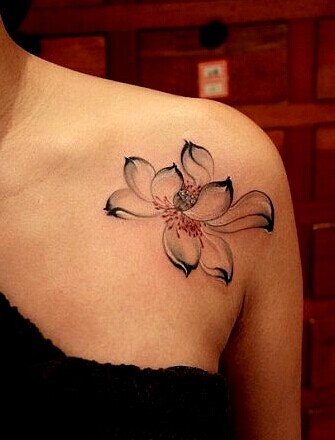 点击大图看下一张：肩部漂亮唯美的莲花纹身