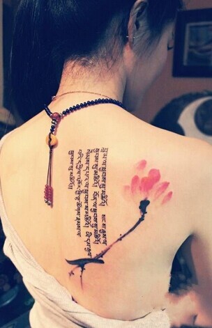 点击大图看下一张：肩部漂亮唯美的莲花纹身图4