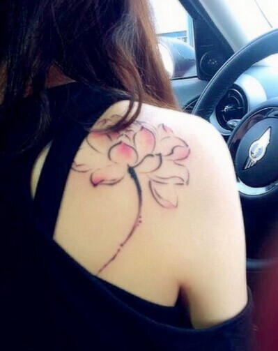 点击大图看下一张：肩部漂亮唯美的莲花纹身图5