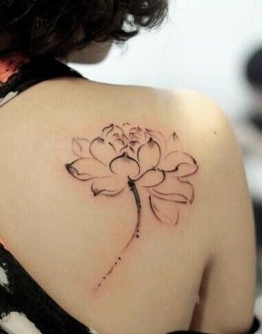 点击大图看下一张：肩部漂亮唯美的莲花纹身图2