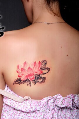点击大图看下一张：肩部漂亮唯美的莲花纹身图3