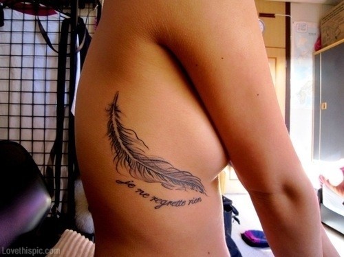 点击大图看下一张：女性肋部漂亮唯美的羽毛纹身
