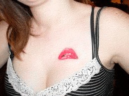 点击大图看下一张：胸部超有诱惑力的唇印纹身