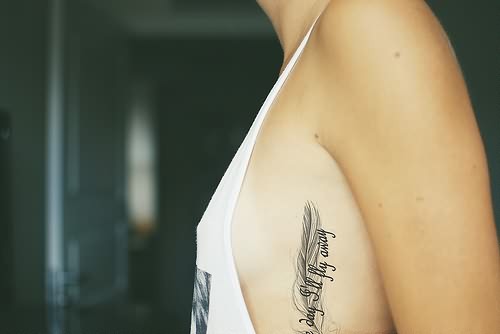 点击大图看下一张：女性肋部漂亮唯美的羽毛纹身图4