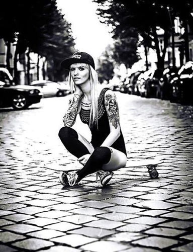 点击大图看下一张:纹身女孩爱上滑板的日子图8