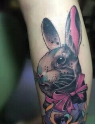 女性小腿兔子纹身图案