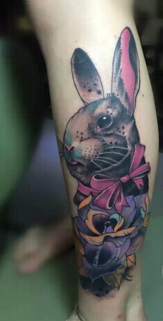 点击大图看下一张：女性小腿兔子纹身图案