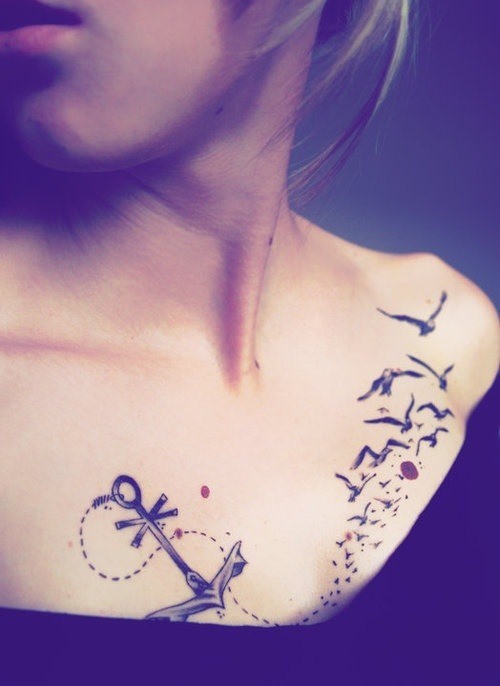 点击大图看下一张：美女胸部一群小鸟刺青