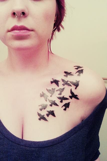 点击大图看下一张：美女胸部一群小鸟刺青图2