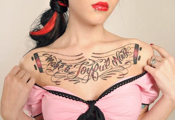 点击大图看下一张：美女胸部非常好看的纹身图2