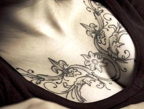 点击大图看下一张：美女胸部非常好看的纹身图4