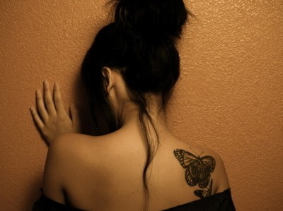 点击大图看下一张：女性肩部一只诱人的蝴蝶刺青