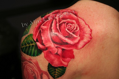 点击大图看下一张：肩部妖艳的玫瑰纹身