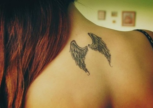 点击大图看下一张：美女背部漂亮唯美的翅膀纹身图4