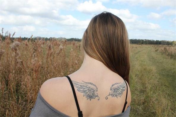 点击大图看下一张：美女背部漂亮唯美的翅膀纹身图3