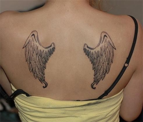 点击大图看下一张：美女背部漂亮唯美的翅膀纹身图5