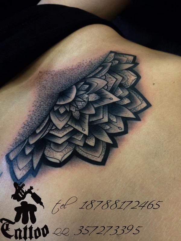 点击大图看下一张：胸部时尚的花朵刺青