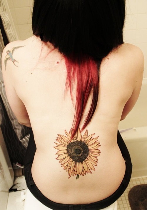 点击大图看下一张：美女身上的向日葵纹身