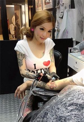 点击大图看下一张：马来西亚性感华裔女纹身师 卢恺棋 kinki ryusaki图4