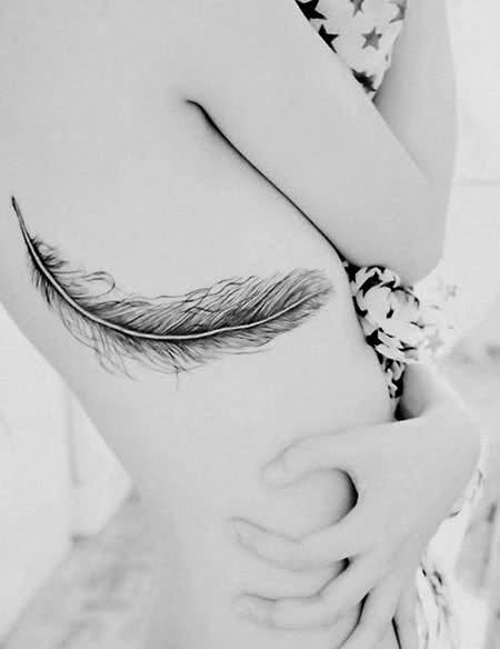 点击大图看下一张：女性肋部优雅清新的羽毛刺青图4