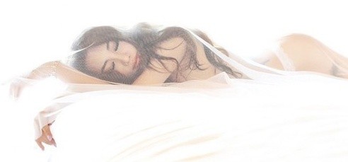 点击大图看下一张:白纱朦胧下的全裸美女写真