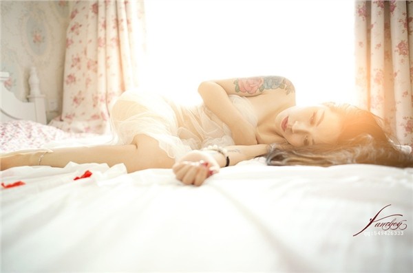 点击大图看下一张:白纱朦胧下的全裸美女写真图6