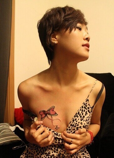 点击大图看下一张：美女胸部诱人的纹身