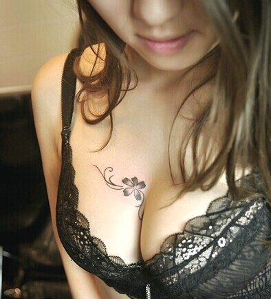 点击大图看下一张:美女胸部诱人的纹身图3