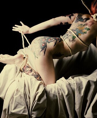 点击大图看下一张：裸体美女的满背纹身图4