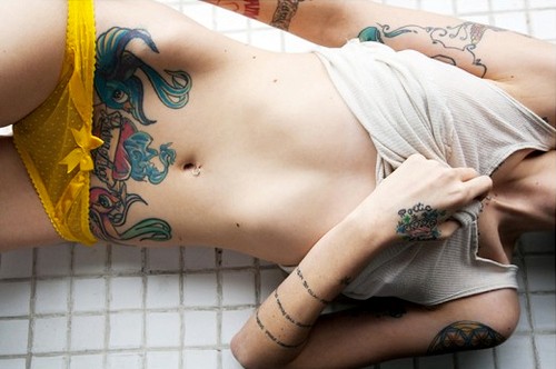 点击大图看下一张：最具性感的纹身部位  腹部纹身