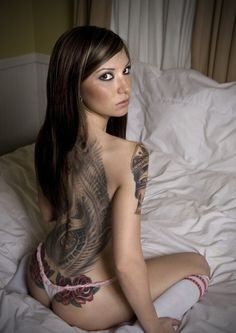 点击大图看下一张：有纹身的美女 性感中带着狂野图4
